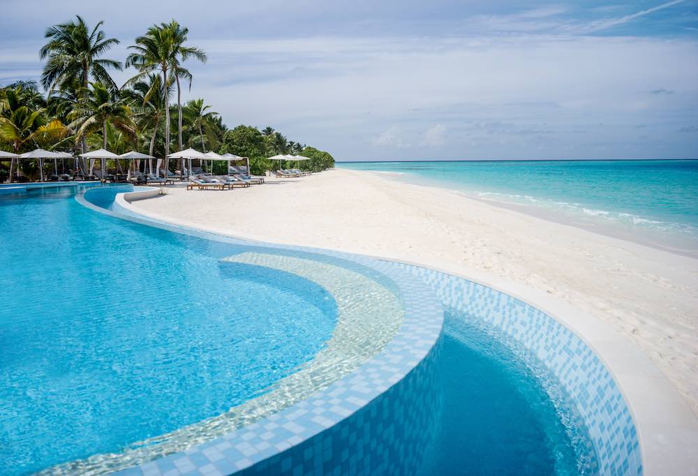Pool Bar at InterContinental Maldives Maamunagau Resort by IHG thumbnail 2